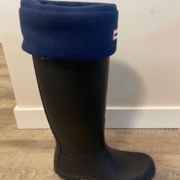 Hunter Tall Size 10 Matte Black Like New with Navy Socks - Picture 9 of 10